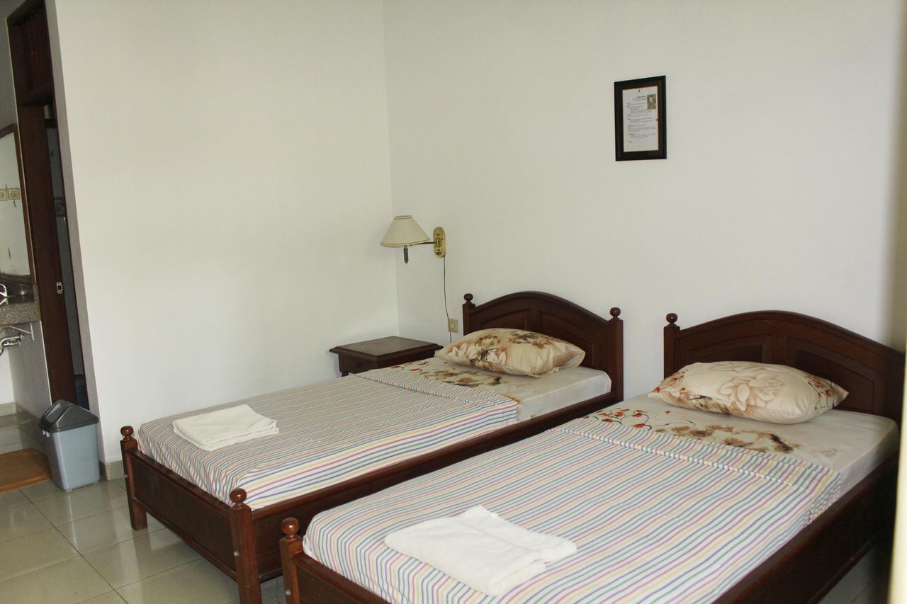 Yulia 1 Bed & Breakfast Sanur  Bagian luar foto