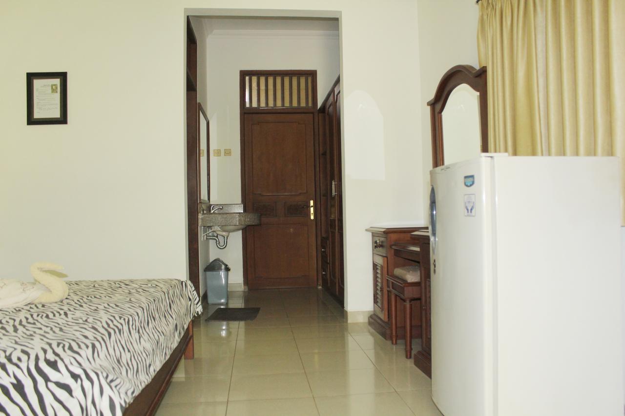 Yulia 1 Bed & Breakfast Sanur  Bagian luar foto
