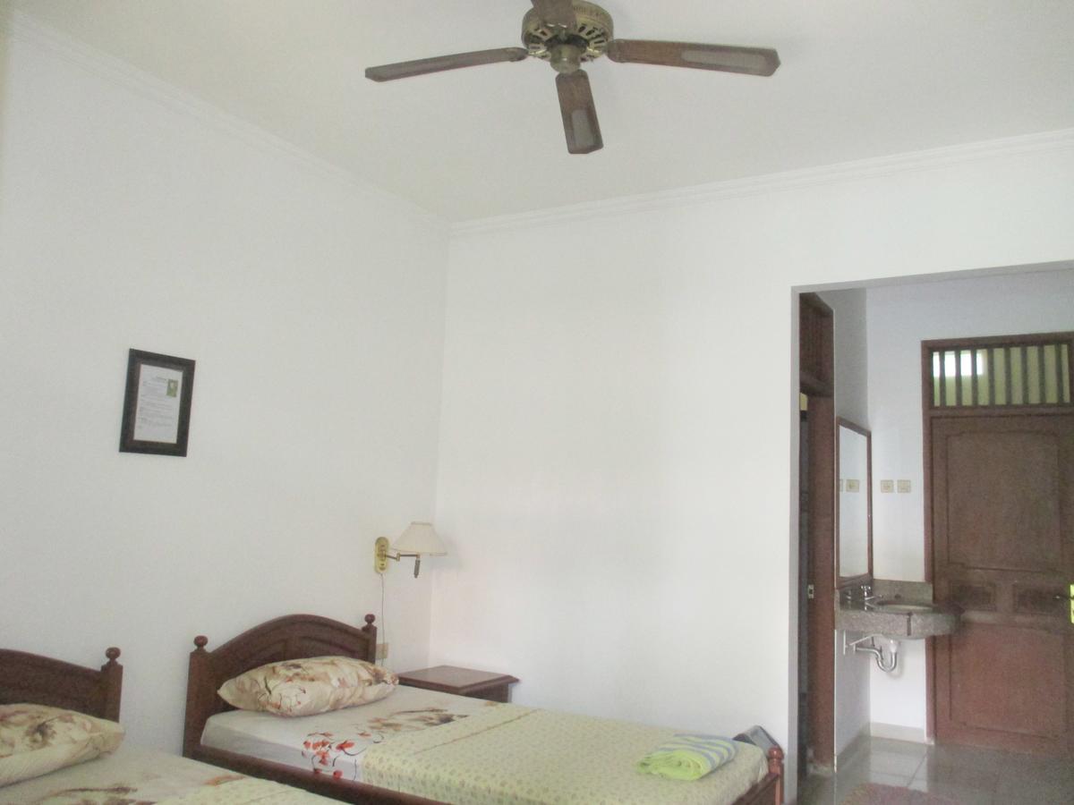 Yulia 1 Bed & Breakfast Sanur  Bagian luar foto