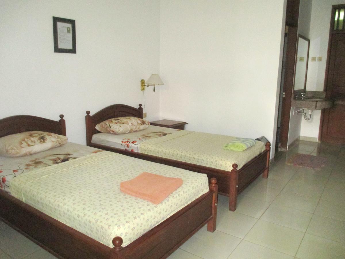 Yulia 1 Bed & Breakfast Sanur  Bagian luar foto